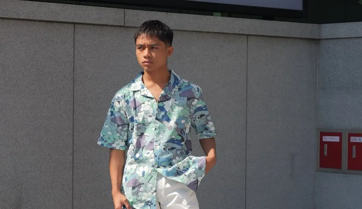 Begitu pula Betrand Peto yang tampil ganteng saat jalan-jalan di salah satu kota di Korea Selatan ini. (Liputan6.com/IG/@betrandpetoputraonsu)