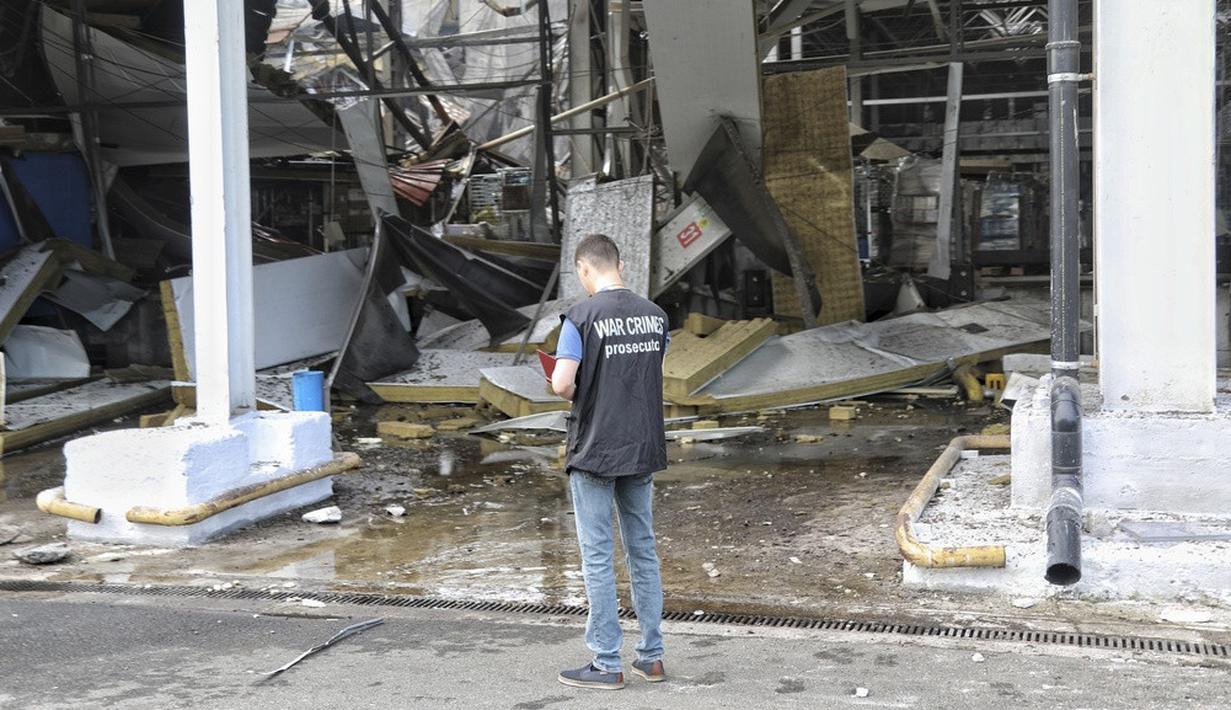 <p>Tidak ada komentar langsung dari Rusia. Baik Rusia dan Ukraina menyangkal menargetkan warga sipil dalam operasi militer mereka. (AP Photo/Nina Lyashonok)</p>