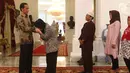 Siti Aisyah mencium tangan Presiden Joko Widodo di Istana Merdeka, Jakarta, Selasa (12/3). Siti dibebaskan dari dakwaan hukum kasus pembunuhan Kim Jong Nam di Pengadilan Tinggi Shah Alam, Kuala Lumpur, Malaysia. (Liputan6.com/Angga Yuniar)