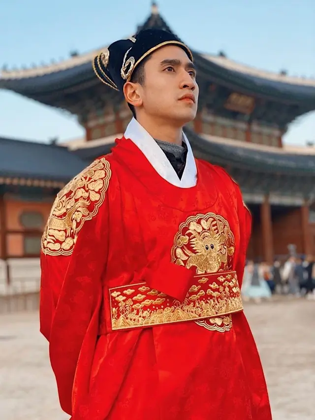 6 Potret Verrell Bramasta Liburan di Korea, Tampan Pakai Baju Kerajaan Joseon