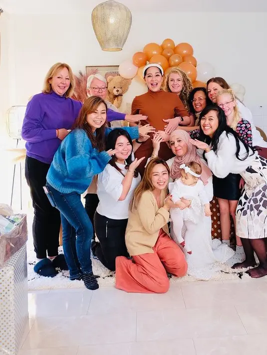 Jelang kelahiran anak pertamanya, Gracia Indri mendapat kejutan dari keluarga dan kerabatnya di Belanda. (instagram/acit_dibelanda)