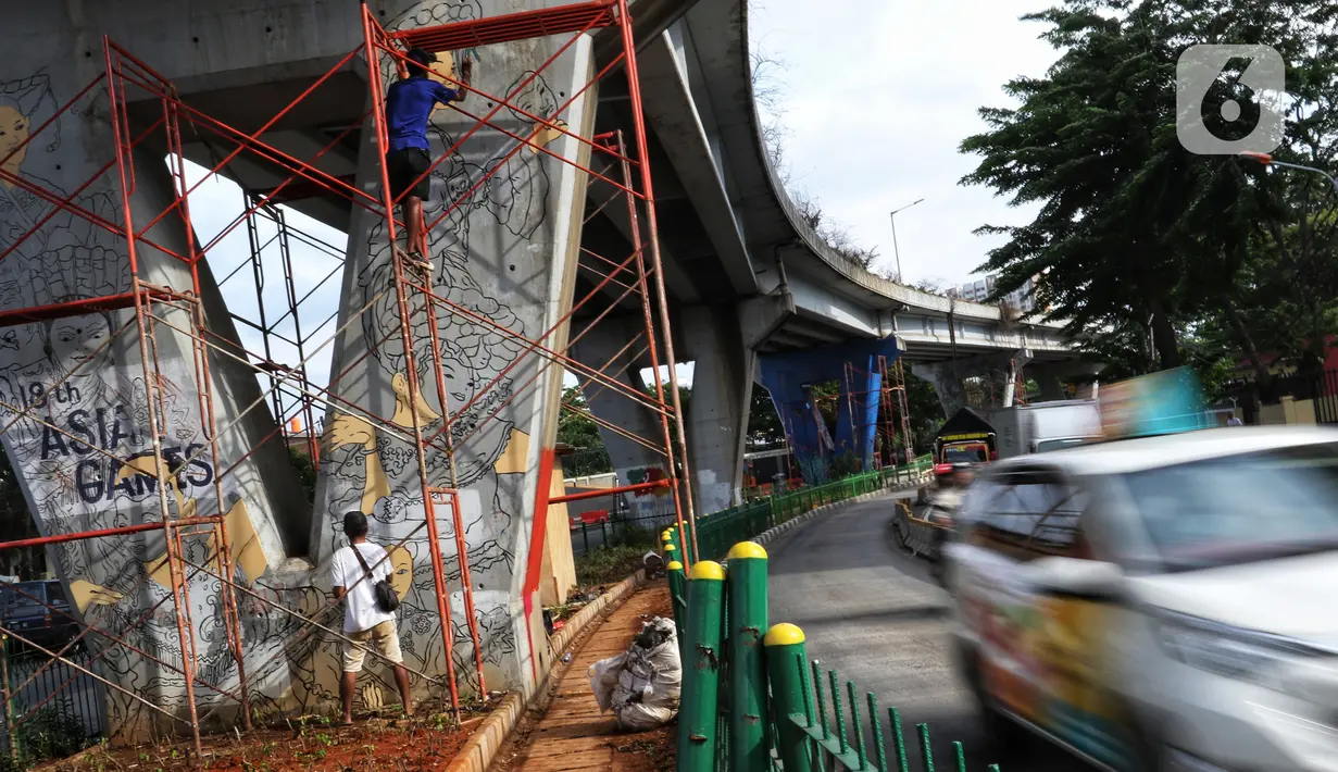 Seniman melukis mural pada dinding Jalan Layang Pesing di Jakarta Barat, Sabtu (7/12/2019). Mural pada jalan layang sepanjang 1,5 kilometer tersebut merupakan bagian dari program Pemerintah Provinsi DKI Jakarta dalam mempercantik Ibu Kota. (Liputan6.com/Johan Tallo)