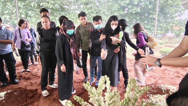 Pemakaman 4 anak yang tewas di Jagakarsa.