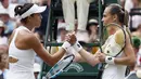 Garbine Muguruza (kiri) bersalaman dengan Magdalena Rybarikova usai laga semifinal tunggal putri Wimbledon 2017 di London; (13/7/2017). Muguruza menang 6-1, 6-1. (AP/Kirsty Wigglesworth)