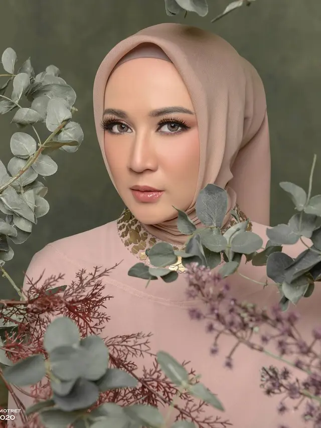 Terlihat Awet Muda, Ini 6 Gaya Pemotretan Dina Lorenza yang Menawan