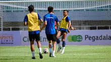 Tanpa didampingi Pelatih Kepala, Ilham Romadhona dan Kurniawan Dwi Yulianto, PSPS Riau menggelar Official training di Stadion Pakansari, Cibinong, Kabupaten Bogor, Minggu (28/9/2025). (Bola.com/Nandang Permana)