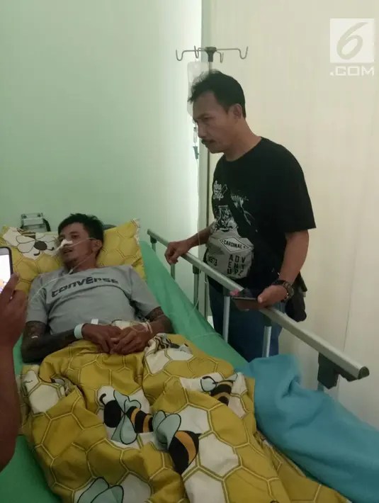 Seorang korban miras oplasan terbaring di rumah sakit di Cicalengka, Jawa Barat (11/4). Setidaknya 100 orang yang juga mengkonsumsi minuman keras buatan itu masih dirawat di sejumlah rumah sakit di daerah Jawa Barat.  (Liputan6.com/Pool/Polda Jabar)
