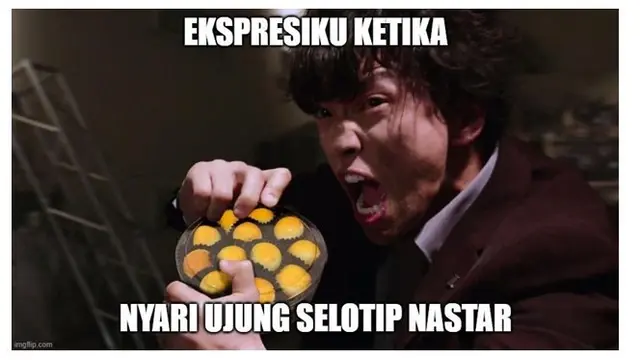 7 Meme Susah Cari Ujung Selotip Toples Kue Lebaran Ini Relate Banget