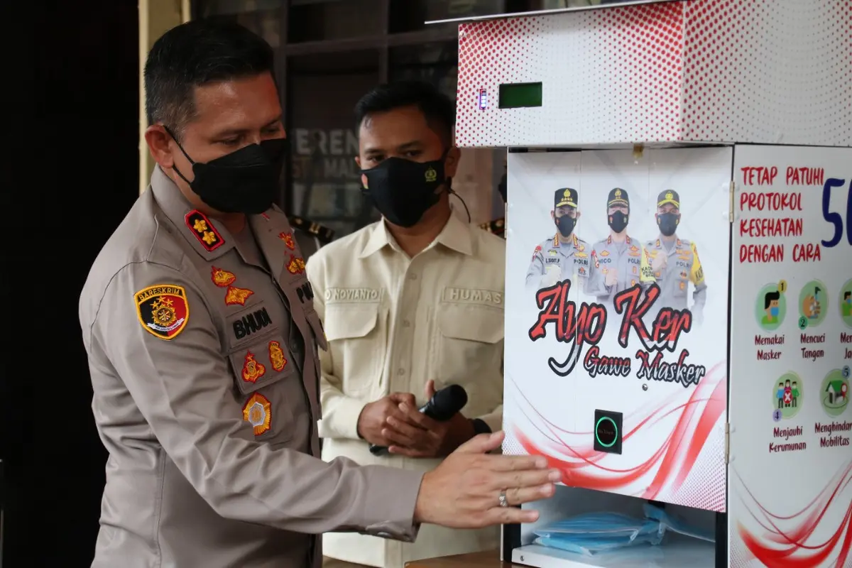 Dispenser masker yang digagas Polresta Malang dan kampus UB. (Dian Kurniawan/Liputan6.com)