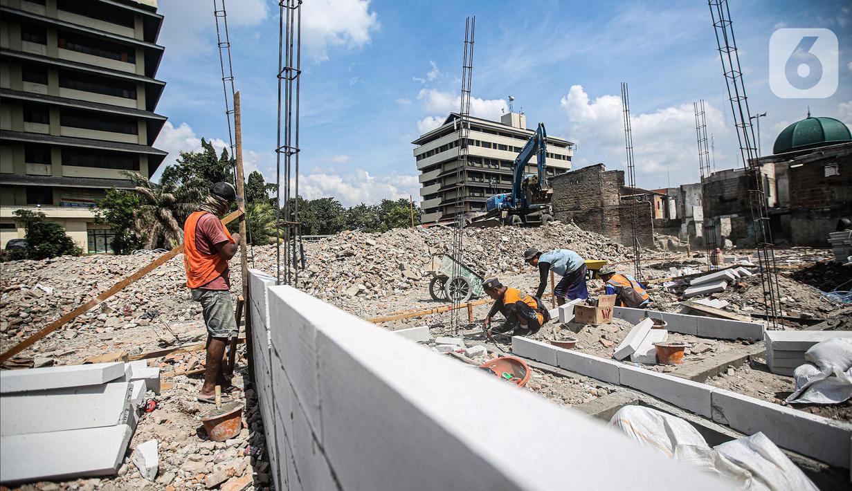 Aktivitas pembangunan Kampung Gembira Gembrong, Jakarta, Senin (4/7/2022). Revitalisasi permukiman korban kebakaran Pasar Gembrong di RW 001 ini ditargetkan rampung pada September 2022 mendatang serta menelan biaya Rp7,8 miliar. (Liputan6.com/Faizal Fanani)