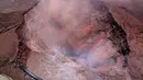 Abu vulkanik terlihat usai terjadinya letusan Gunung Kilaueaa di Hawaii, (3/5). Letusan gunung berapi tersebut membuat sedikitnya 10 ribu warga Hawaii dievakuasi. (Survei Geologi AS via AP)