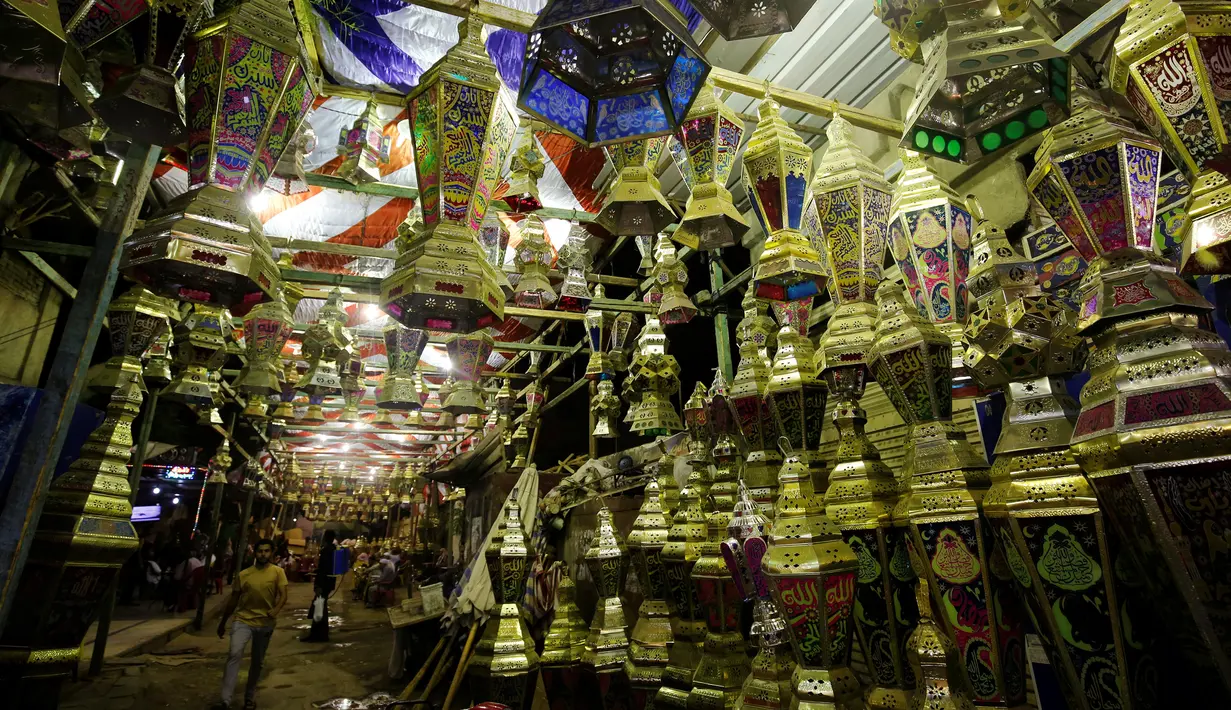 Beraneka ragam bentuk lentera khas Ramadan di pasar Sayida Zienab, Mesir 6 Juni 2016. Kegiatan ini menyemarakkan hari pertama puasa. (REUTERS / Amr Abdallah Dalsh)