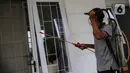 Warga melakukan penyemprotan cairan disinfektan di perumahan Cinere Green Valley, Tangerang Selatan, Banten, Kamis (26/3/2020). Penyemprotan disinfektan secara mandiri ini dilakukan untuk mengantisipasi penyebaran virus corona COVID-19 di lingkungan mereka. (Liputan6.com/Faizal Fanani)