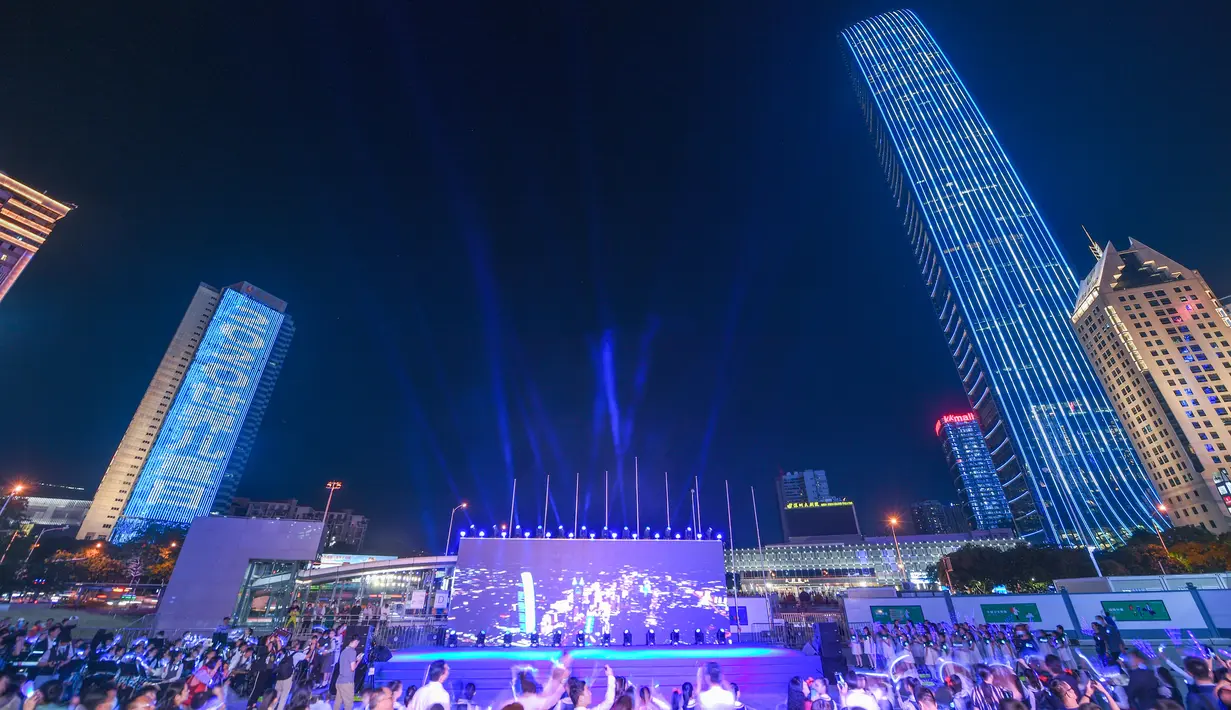 Gedung-gedung berbalut cahaya biru saat Hari Anak Sedunia di Shenzhen, Provinsi Guangdong, China selatan (20/11/2020). Sejumlah bangunan dan monumen ikonis di beberapa kota di China memancarkan cahaya biru pada Jumat (20/11) untuk merayakan Hari Anak Sedunia. (Xinhua/Mao Siqian)