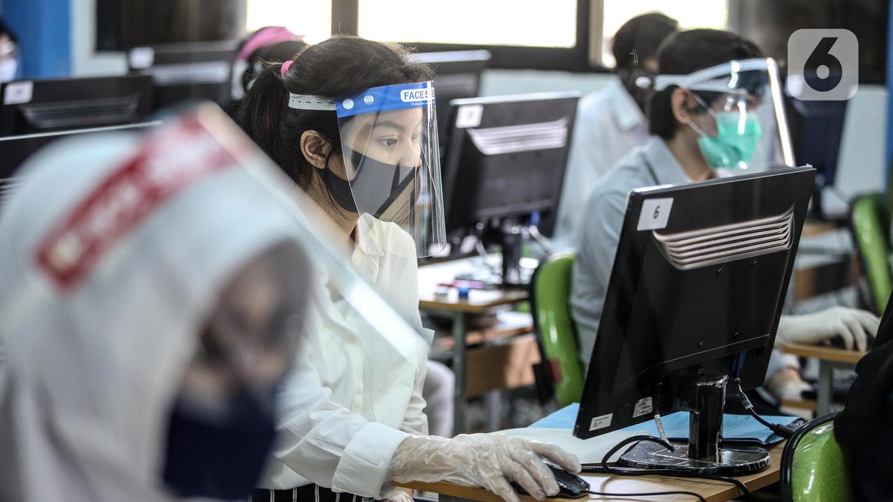 FOTO: Cegah COVID-19, Peserta SBMPTN Pakai Masker hingga Sarung Tangan