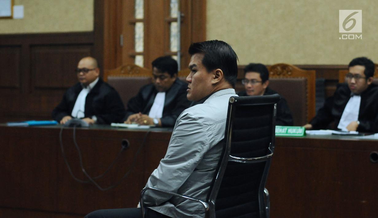 Terdakwa kasus dugaan korupsi e-KTP, Andi Agustinus alias Andi Narogong saat mengikuti sidang tuntutan di Pengadilan Tipikor, Jakarta, Kamis (7/12). Andi Narogong dituntut hukuman delapan tahun, denda satu milyar rupiah. (Liputan6.com/Helmi Fithriansyah)