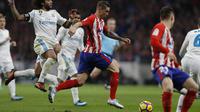 Striker Atletico Madrid, Fernando Torres, menggiring bola saat pertandingan melawan Real Madrid pada laga La Liga di Stadion Metropolitano, Sabtu (18/11/2017). Derbi Madrid tersebut berakhir dengan skor 0-0. (AP/Francisco Seco)