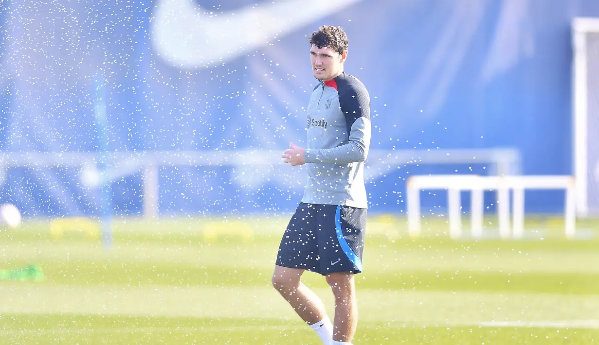 Bek Barcelona, Andreas Christensen menghadiri sesi latihan sesi latihan tim jelang bertanding melawan Manchester United di tempat latihan Joan Gamper di Sant Joan Despi, dekat Barcelona, pada 15 Februari 2023. Dua tim raksasa Eropa tersebut bisa saling bertemu karena mendapatkan hasil kurang memuaskan di fase grup. (AFP/Pau Barrena)