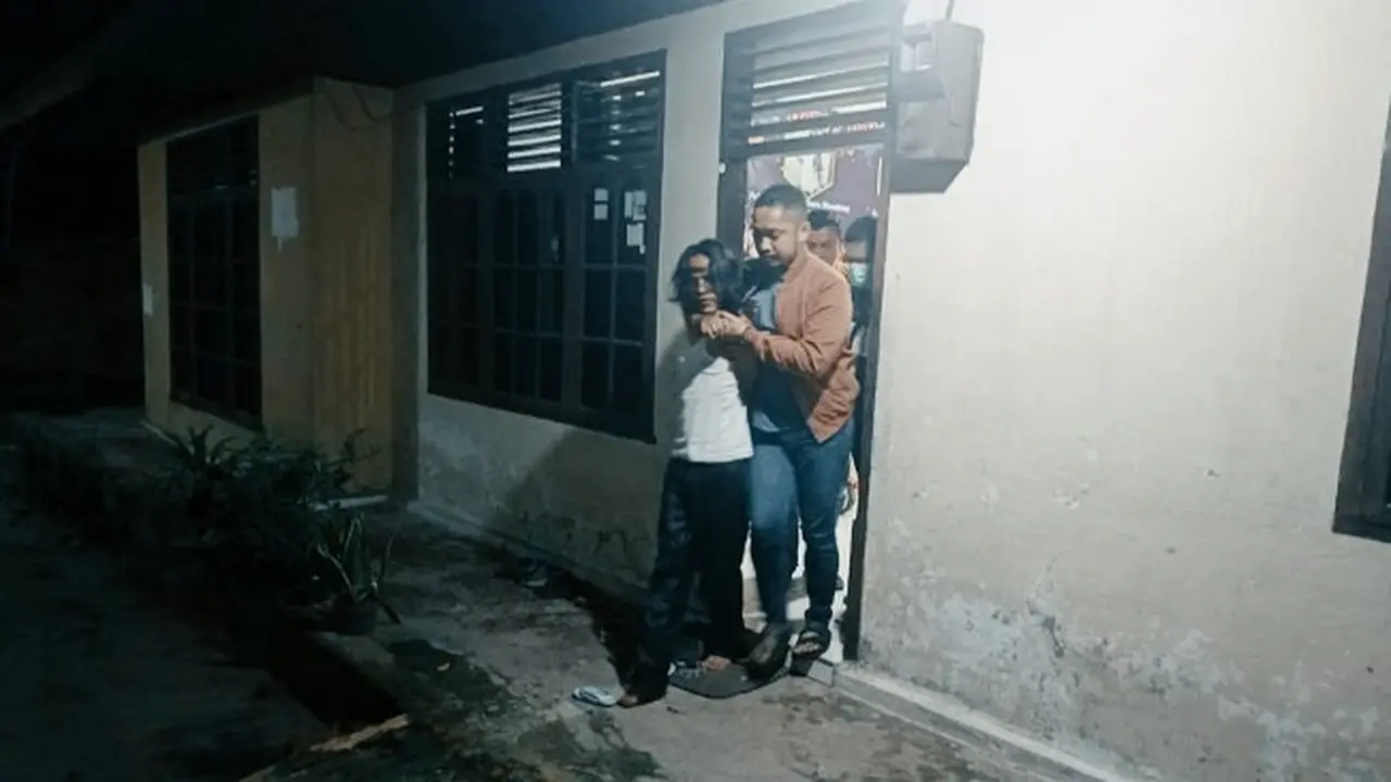 Polisi saat menangkap pelaku ayah cabuli anak kandung di Pekanbaru.