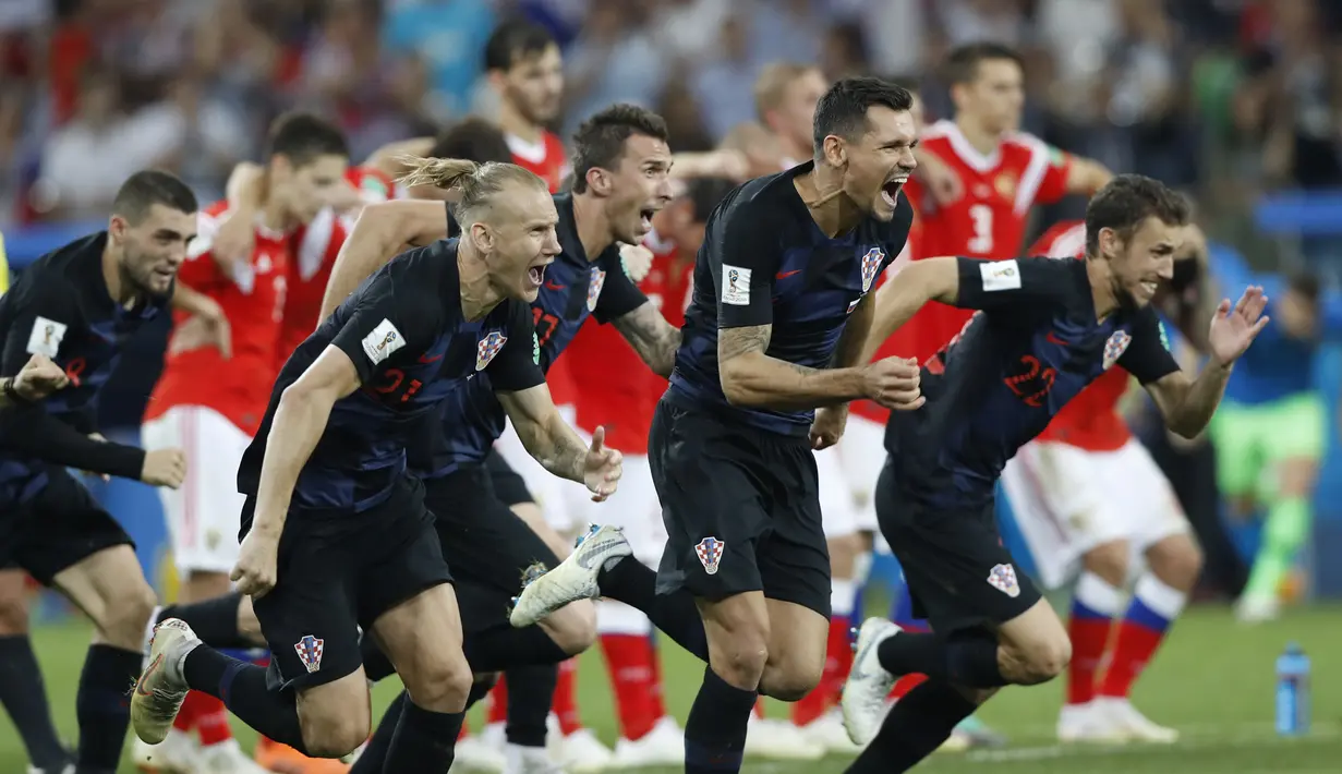 Para pemain Kroasia merayakan kemenangan atas Rusia pada laga perempat final Piala Dunia di Stadion Fisht, Sochi, Sabtu (7/7/2018). Kroasia menang 2-2 (4-3) atas Rusia. (AP/Darko Bandic)
