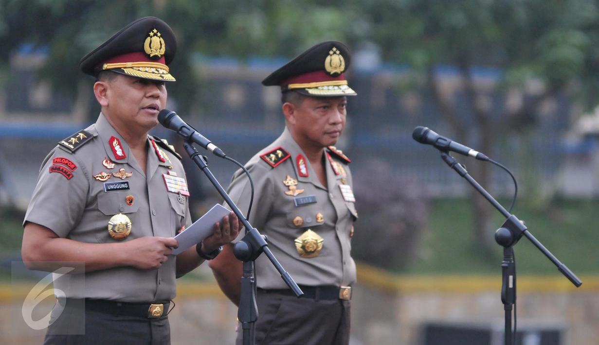 Irjen Unggung Cahyono (kiri) didampingi Irjen Tito Karnavian memberikan sambutan pada acara pisah sambut di Polda Metro, Jakarta, Jum'at (12/6/2015). Tito Karnavian menggantikan Unggung Cahyono sebagai Kapolda Metro Jaya. (Liputan6.com/Andrian M Tunay) 