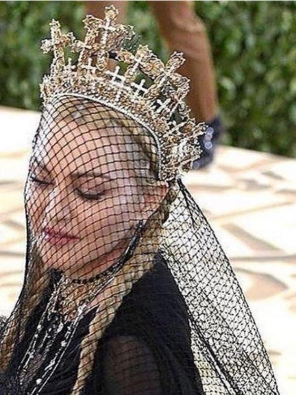 Karya Rinaldy Yunardi dikenakan Madonna di Met Gala 2018. (dok.Instagram @rinaldyyunardi/https://www.instagram.com/p/BxJVc6WDXvM/Henry