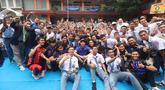 Pembalap rookie Prima Pramac Racing, Toprak Razgatlioglu, foto bersama siswa SMK Negeri 39 Jakarta, Cempaka Putih, Jakarta Pusat, Selasa (20/1/2026). (Bola.com/M Iqbal Ichsan)