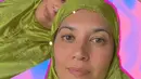 Hanna Al Rashid memamerkan wajah naturalnya dengan mengenakan mukena wajah hijau neon. [@hannahalrashid]