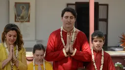 Perdana Menteri Kanada Justin Trudeau bersama keluarganya berfoto mengenakan pakaian khas India saat mengunjungi Gandhi Ashram di Ahmedabad, India (19/2). (AFP Photo/Sam Panthaky)