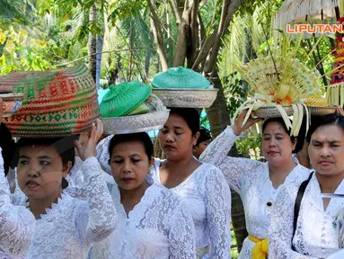 Ratusan umat Hindu di Kawasan Banten mendatangi Pantai Salira untuk melangsungkan Upacara Melasti (Liputan6.com/Andrian M Tunay)