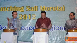 Citizen6, Jakarta: MKP Sharif C Sutardjo, Menko Kesra Agung Laksono dan Gubernur Prov. Maluku Utara memukul Tifa sebagai tanda dimulai Sail Morotai 2012. (Pengirim: Efrimal Bahri)