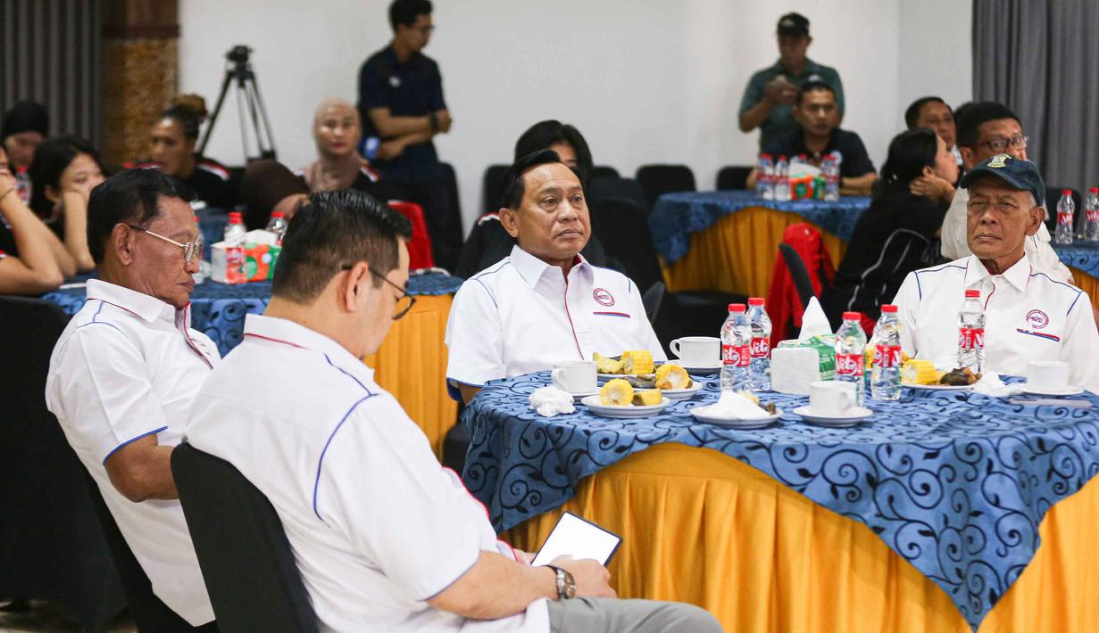 Ketua Umum Pengurus Pusat Persatuan Bola Voli Seluruh Indonesia (PP PBVSI), Imam Sudjarwo (ketiga kiri) saat menghadiri upacara pelepasan Timnas voli putri Indonesia di Padepokan Voli Jenderal Polisi Kunarto, Sentul, Jawa Barat, Selasa (2/6/2026). (Bola.com/Abdul Aziz)