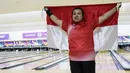 Atlet bowling Indonesia, Elsa Maris melakukan selebrasi usai meraih medali emas cabang tenpin bowling TPB 4 di Jaya Ancol Bowling Center, Jakarta, Selasa (9/10). Elsa Maris menyumbang medali emas keenam untuk Indonesia. (Bola.com/Vitalis Yogi Trisna)