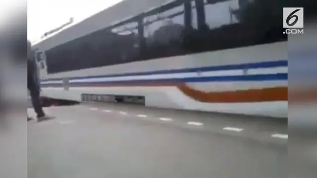 Seorang Porter di stasiun Jatinegara terserempet kereta api.