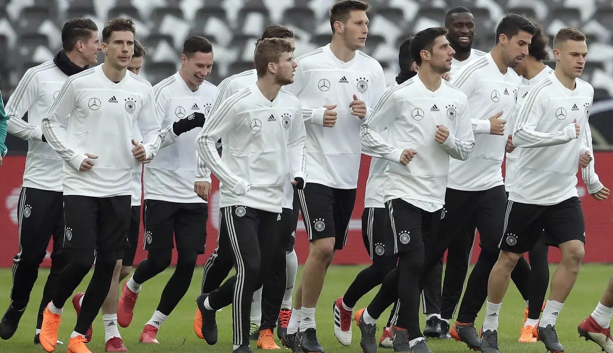 Para pemain Jerman melakukan sesi latihan jelang laga persahabatan di Berlin, Jerman, Selasa, (27/3/2018). Jerman akan berhadapan dengan Brasil. (AP/Michael Sohn)