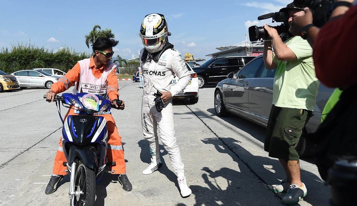 Lewis Hamilton gagal finis pada balapan F1 GP Malaysia 2016 karena mengalami kegagalan mesin. Dia harus mengakhiri balapan saat ada di posisi pertama dan unggul 22 detik dari Ricciardo pada lap ke-41. (AFP/Manan Vatsyayana)
