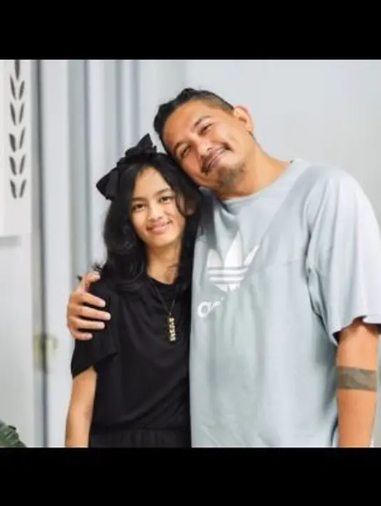 <p>Begitu juga dengan Ryan Delon, yang begitu menyayangi Atisha Prajna. (Foto: Instagram/@deelestari).</p>