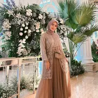 Padu padan lace outer dengan tutu skirt juga cocok untuk outfit kondangan berhijab. Seperti look Citra Kirana ini (Instagram/citraciki).