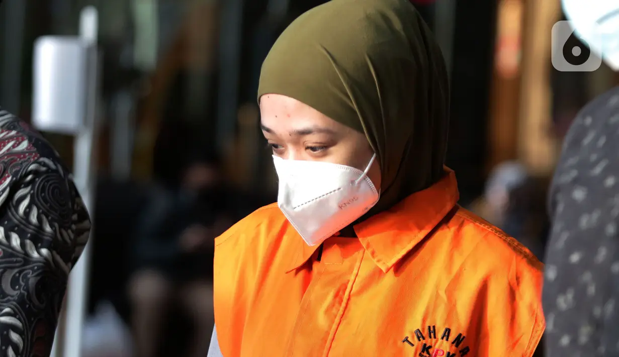 Bendahara Umum DPC Partai Demokrat, Nur Afifah Balqis usai menjalani pemeriksaan di Gedung KPK, Jakarta, Kamis (27/1/2022). Nur Afifah Balqis diperiksa terkait kasus dugaan suap pengadaan barang dan jasa serta perizinan di Pemkab Penajam Paser Utara (PPU). (Liputan6.com/Helmi Fithriansyah)