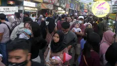Suasana saat warga berburu takjil atau menu berbuka puasa Ramadhan di Pasar Lama Tangerang, Banten, Sabtu (16/4/2022). Kawasan Pasar Lama menjadi salah satu tempat favorit bagi para pecinta kuliner dengan nuansa Pecinan. (merdeka.com/Imam Buhori)