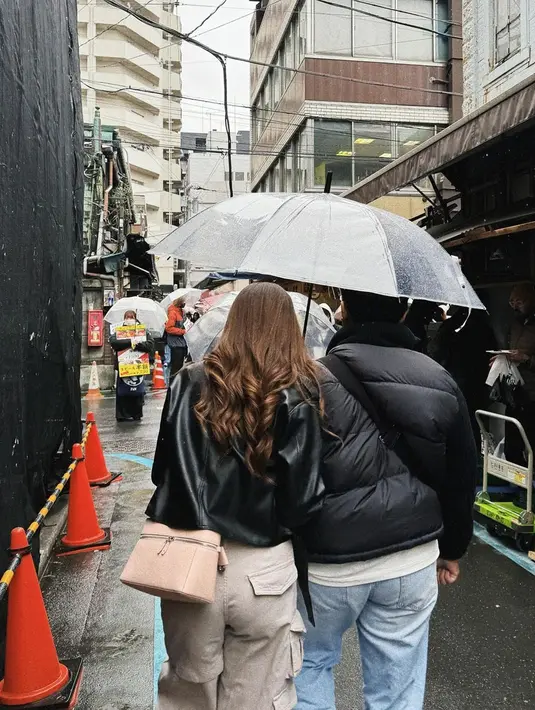 Pasangan selebriti ini juga beberapa kali terlihat tampil kompak selama di Jepang. Pasalnya, gaya OOTD couple keduanya ini semakin memperlihatkan keserasian. (Liputan6.com/IG/@aaliyah.massaid)