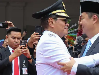 Gubernur Daerah Khusus Jakarta, Pramono Anung (kiri) memeluk Penjabat Gubernur Jakarta Teguh Setyabudi sesaat sebelum melakukan serah terima jabatan dengan di Balai Kota, Kamis (20/2/2025). (Liputan6.com/Herman Zakharia)