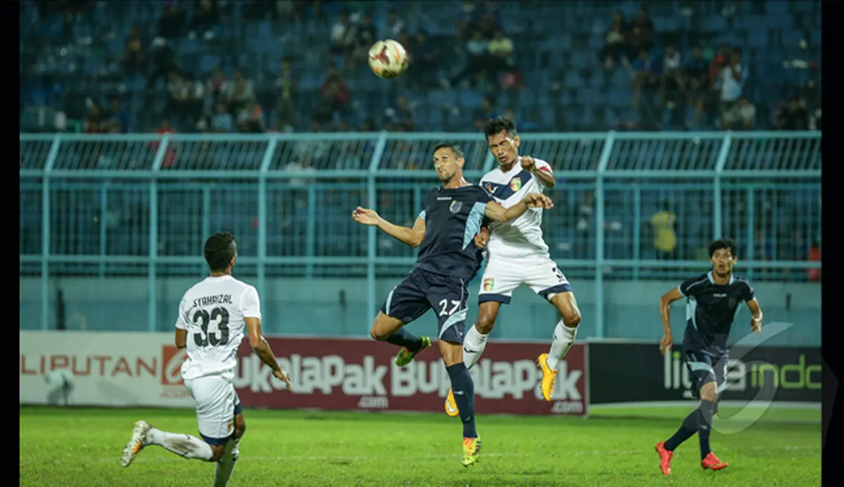 Penyerang Persela Lamongan, Pedro Javier berusaha mendapatkan bola di udara saat bertarung melawan Mitra Kukar di Laga SCM Cup 2015 dengan skor akhir 0-0, Stadion Kanjuruhan, Malang, Kamis (22/1/2015). (Liputan6.com/Faizal Fanani)