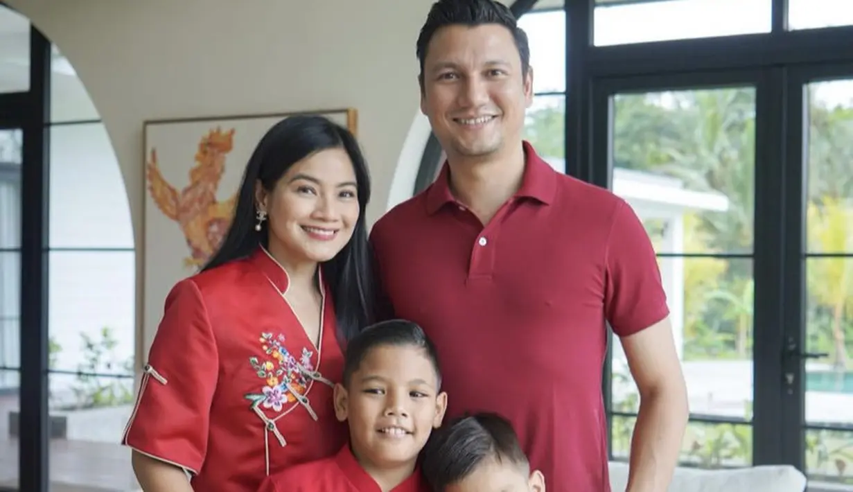 Selain ulang tahun, Titi Kamal juga merayakan Imlek bersama keluarga. Ia kompak mengenakan pakaian merah khas Tionghoa.  (@titi_kamall)