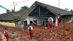 Murid melihat kondisi kelas SDN Bambu Apus 1 usai tertimpa truk pengangkut tanah proyek Tol Cinere-Serpong di Kelurahan Bambu Apus, Kecamatan Pamulang, Tangerang Selatan, Senin (14/1). Kejadian tersebut terjadi Minggu (13/1). (Merdeka.com/Arie Basuki)