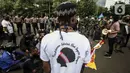 Tentara dan polisi menjaga masyarakat Papua yang berorasi saat memperingati Operasi Trikora 19 Desember 1961 di Patung Kuda, Jakarta, Sabtu (19/12/2020). Dalam aksinya, massa menuntut 15 isu besar. (Liputan6.com/Johan Tallo)