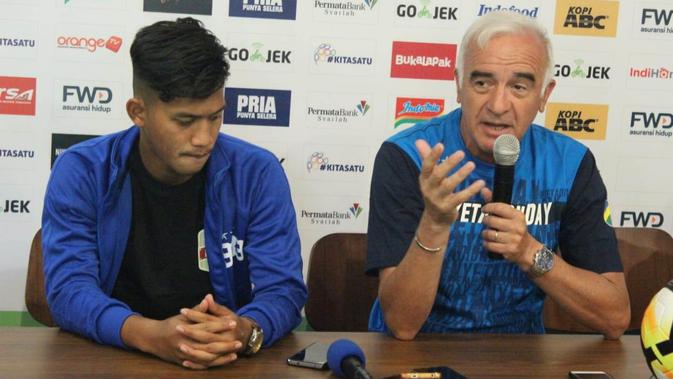 Indra Mustafa (kiri), menjelang laga Persib Bandung kontra Sriwijaya FC. (Bola.com/Erwin Snaz)