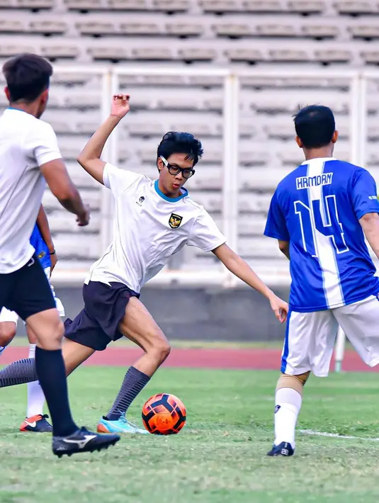 Momen Alam Ganjar serius dribling saat bermain sepak bola ini menjadi pusat perhatian. Terlebih saat bermain sepak bola, Alam memakai kacamata sport. Potret anak Ganjar Pranowo saat olah si kulit bundar pun banjir like dan komentar dari warganet. (Liputan6.com/IG/alamganjar)