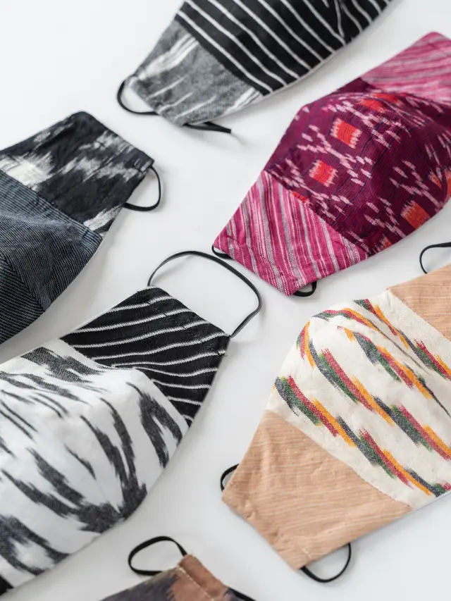 Di masa pandemi, Ikat Indonesia by Didiet Maulana menghadirkan koleksi New Normal Essentials (Foto: Ikat Indonesia)