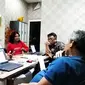 Lima Jurnalis saat melaporkan kejadian penganiayaan di Mapolrestabes Surabaya. (Dian Kurniawan/Liputan6.com)
